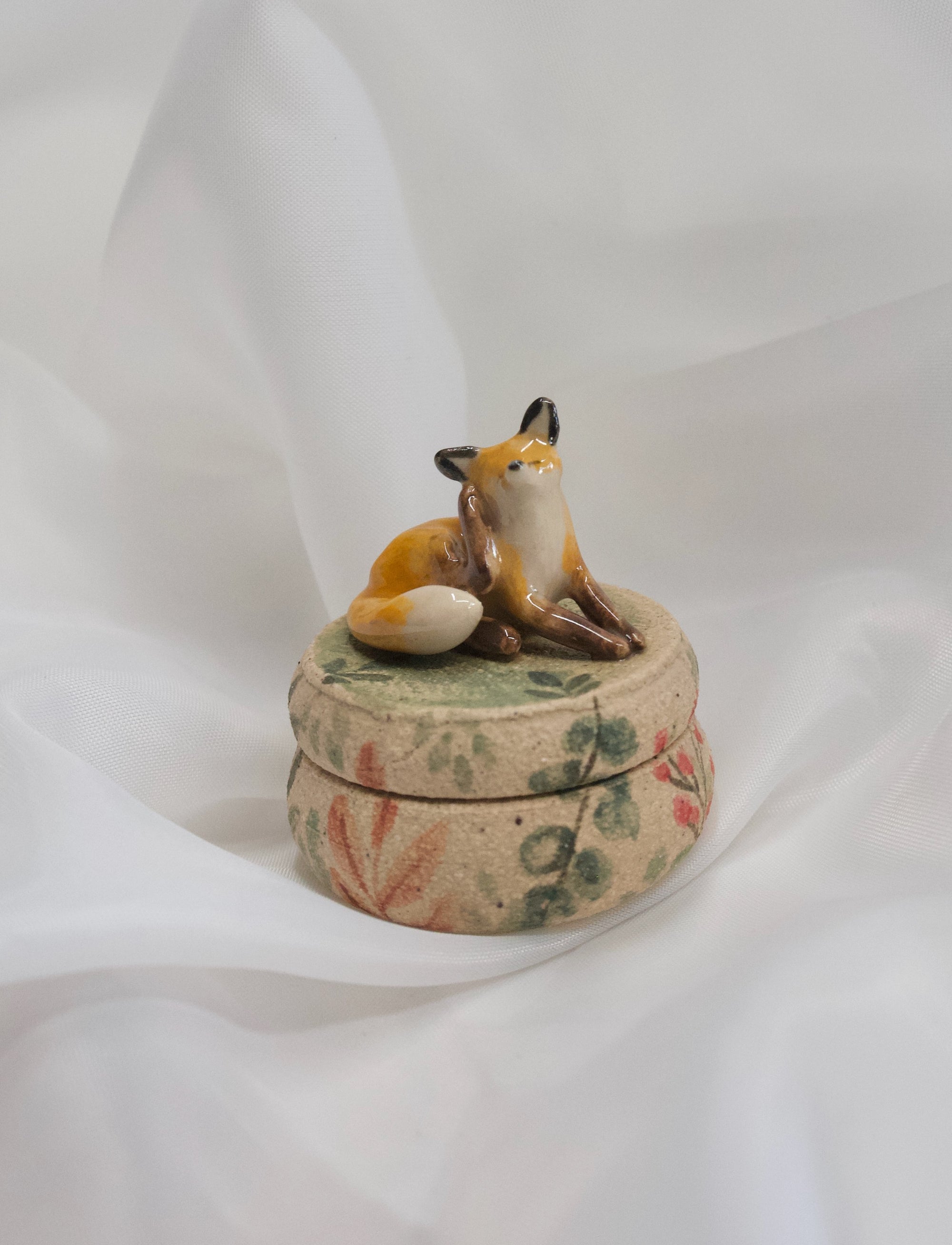 Fox Scratching Trinket Pot