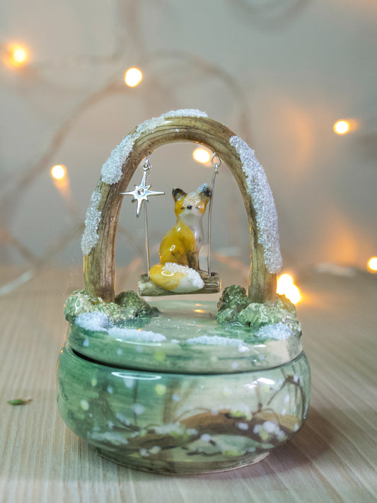 Snowy Fox Swing Pot